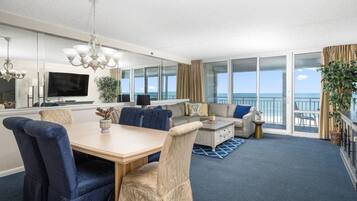 Een televisie en een open haard