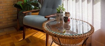 Colourful mid-century modern, 5 minutes from the beach and close to airport