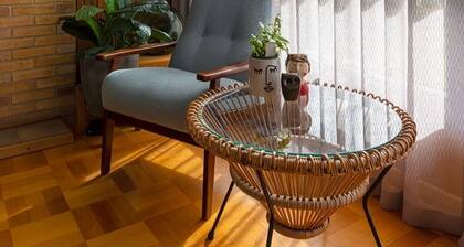 Colourful mid-century modern, 5 minutes from the beach and close to airport