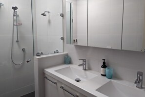 Douche, sèche-cheveux, serviettes fournies, savon