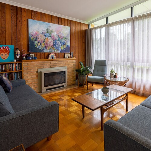 Colourful mid-century modern, 5 minutes from the beach and close to airport