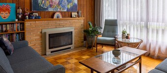 Colourful mid-century modern, 5 minutes from the beach and close to airport