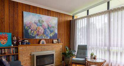 Colourful mid-century modern, 5 minutes from the beach and close to airport