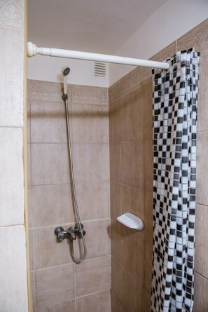 Quarto básico | Banheiro | Banheira, bidê, toalhas de banho 