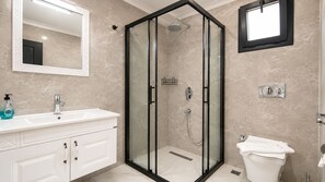 Vila Deluks | Kamar mandi | Shower, pancuran hujan, pengering rambut, dan sandal