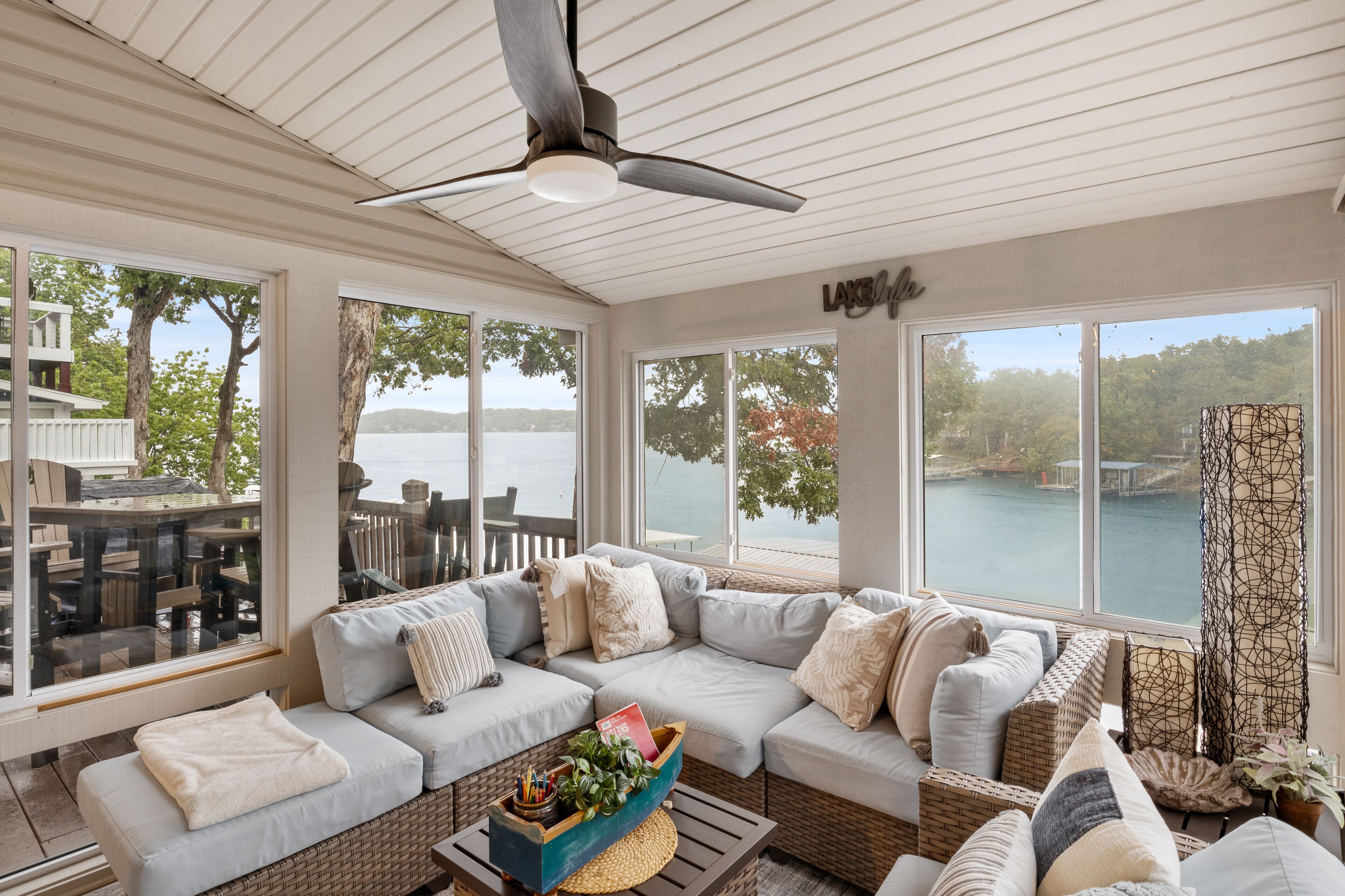 Smart-TV, Kamin, Bücher