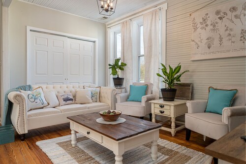 The FarmHouse 3bd/2ba B&B in MO Wine Country & Katy Trail