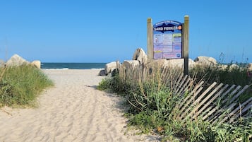 Una playa cerca, sillas reclinables de playa, toallas de playa