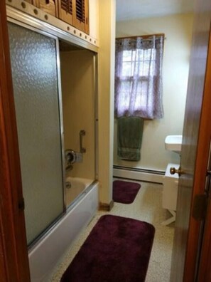 Bañera, secador de pelo y toallas