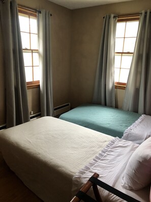 5 bedrooms, iron/ironing board, WiFi, bed sheets