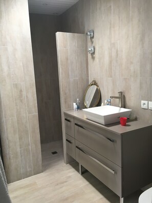 Haartrockner, Handtücher, Seife, Toilettenpapier