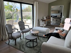 Cheminée, livres, chaîne hi-fi, imprimantes