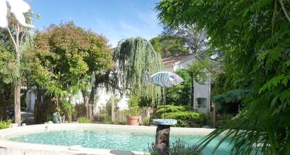 appartement trĂšs lumineux de 65m2 au rdc d'une maison avec grand jardin, piscine