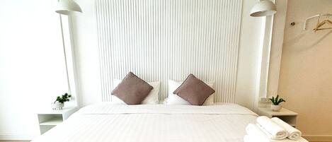 Ropa de cama de alta calidad, colchones con pillow-top y escritorio