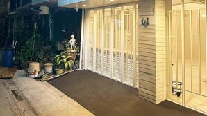 Hotel A River Home amb una façana moderna, grans finestres i una unitat de climatització a la paret exterior.