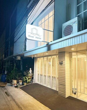 Vista frontal de la propiedad