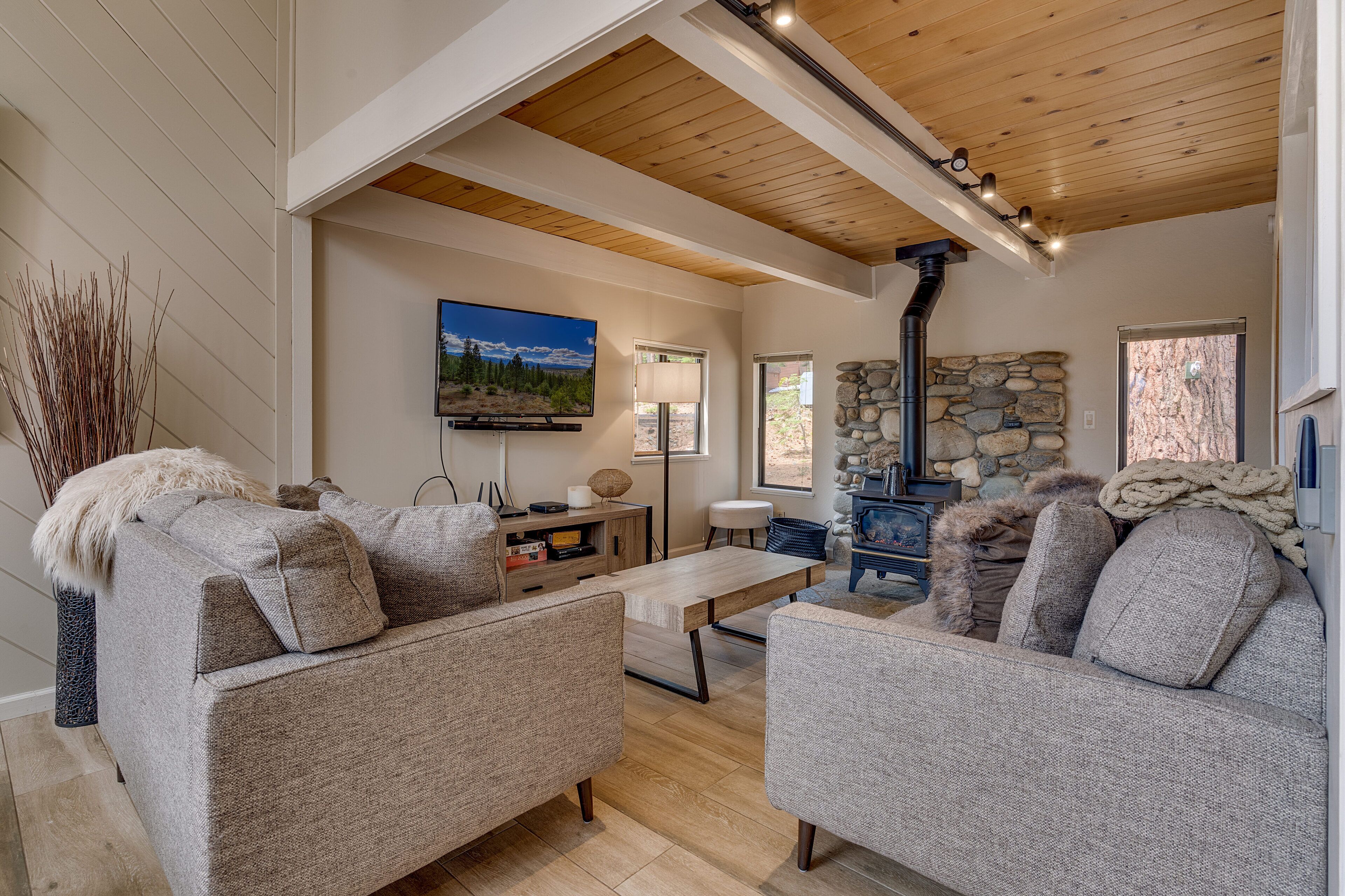 Carnelian Bay Beauty - Hot Tub / Dog Friendly: 3  BR, 2  BA House in Carnelian Bay, Sleeps 8