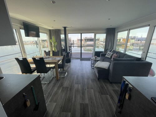 Hausboot "seestern" auf dem Bärwaldersee im Lausitzer Seenland