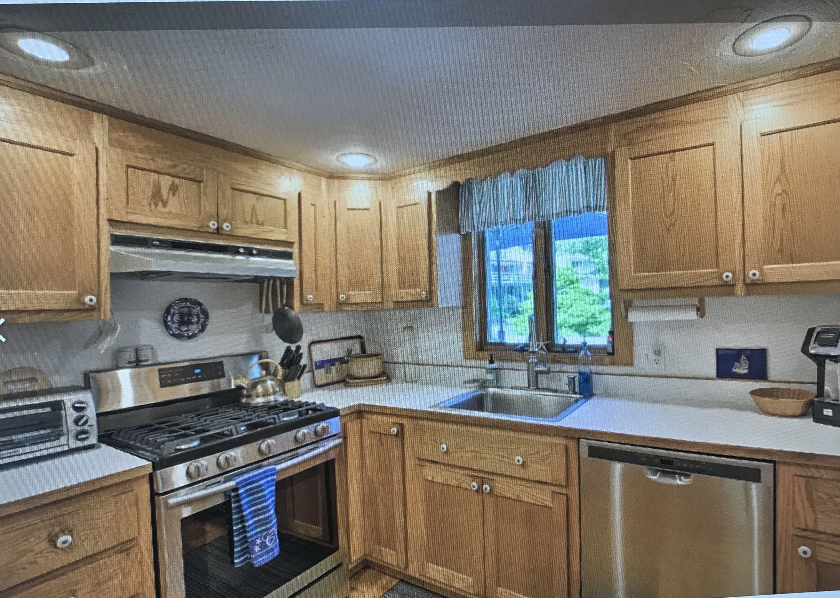 Charming classic Cape Cod home in Centerville village. 1mile to Craigville beach