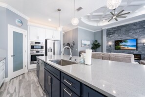 冷蔵庫、電子レンジ、オーブン、コンロ