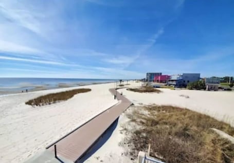 Beach nearby. Walk-to-Beach Condo with Resort Pool