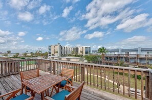 Outdoor dining - Hidden in the heart of Port A! Steps away from the  pool & fishing pier (Port Aransas)