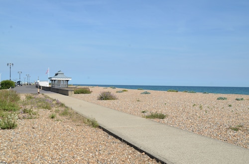 Light, modern townhouse with patio, a minute from beach; child- and pet-friendly