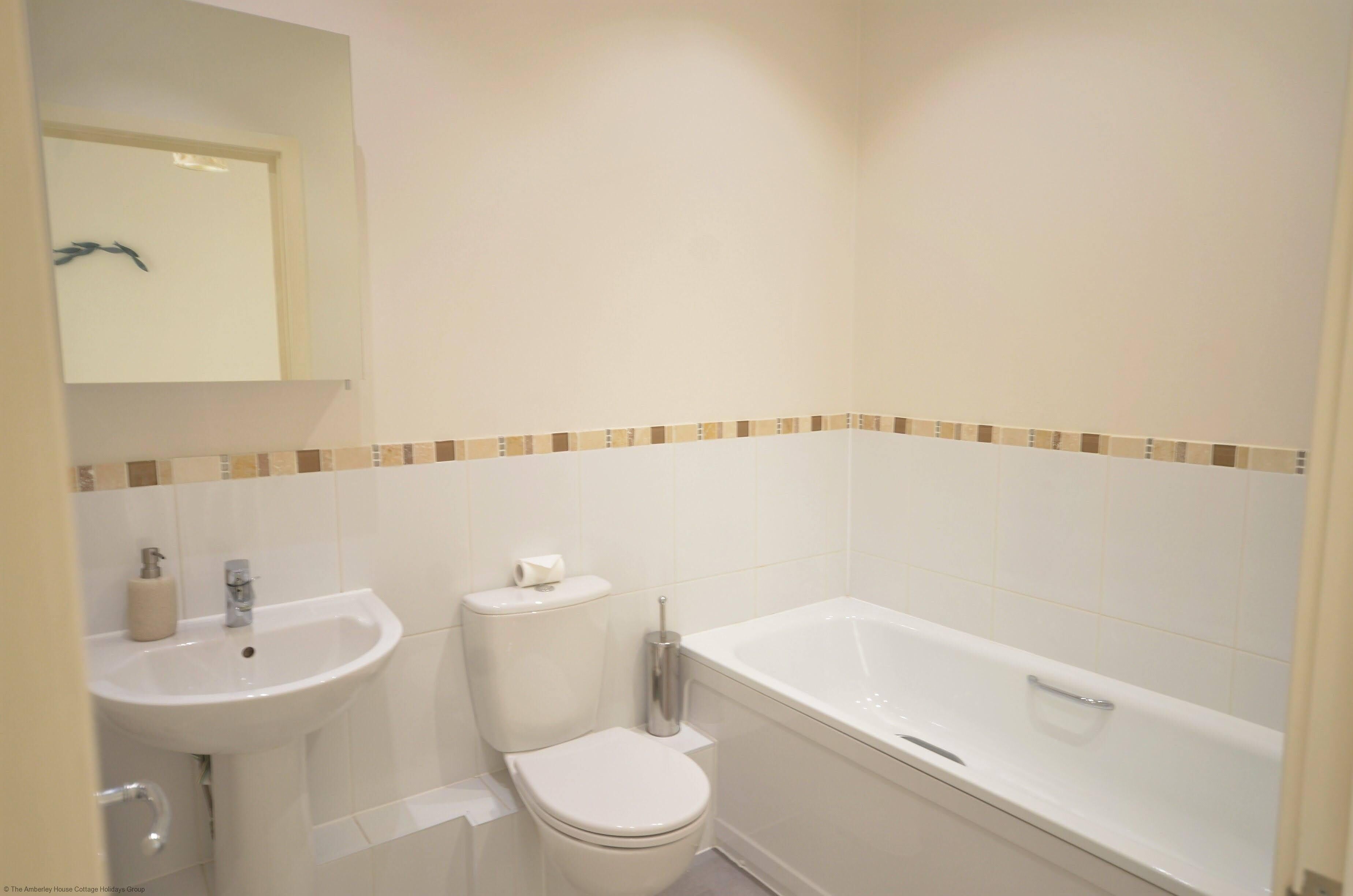 Ein Badezimmer mit Waschbecken, Toilette und Badewanne.