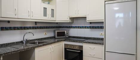 Fridge, microwave, oven, coffee/tea maker