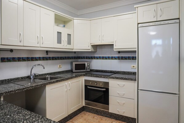 Fridge, microwave, oven, coffee/tea maker