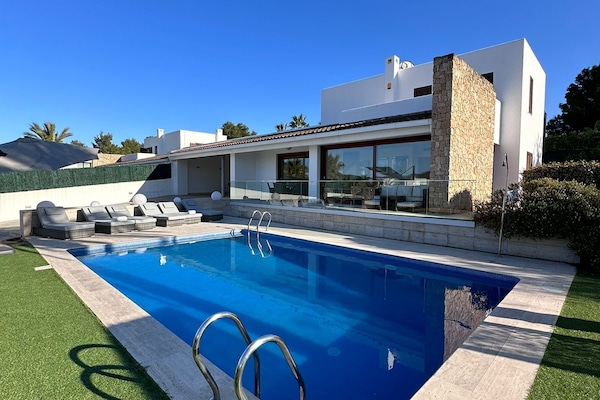 looking from the garden area to front of the property.