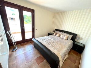 4 bedrooms, in-room safe, desk, iron/ironing board