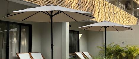 Executive-Doppelzimmer, Badewanne, zum Garten hin | Terrasse/Patio