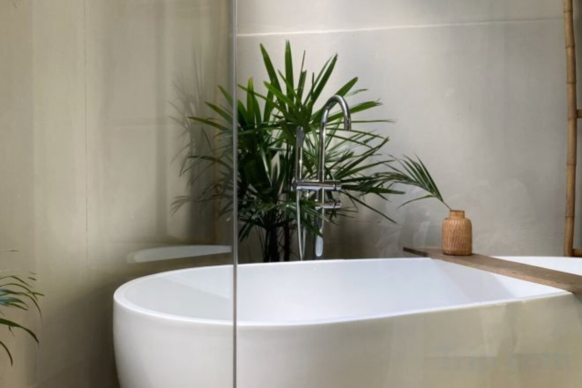 Salle de bain | Séchoir à cheveux, bidet, serviettes fournies