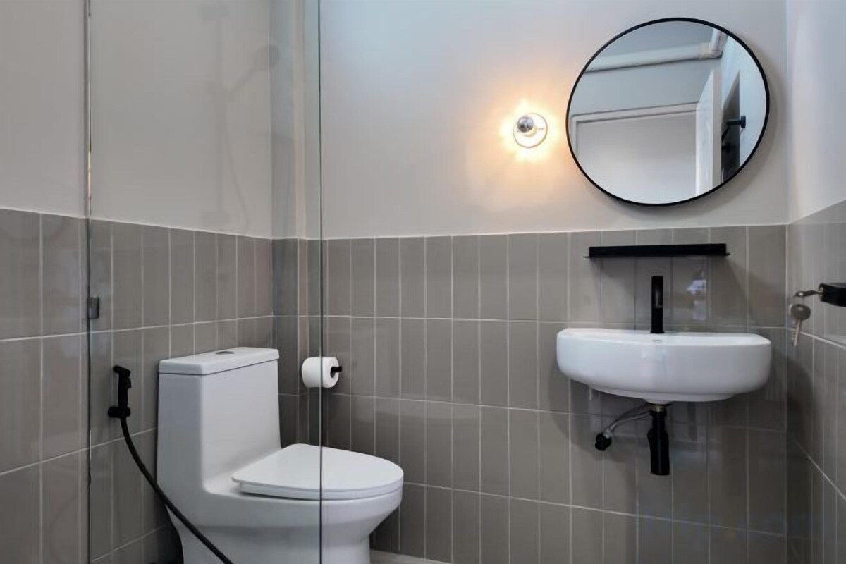 Séchoir à cheveux, bidet, serviettes fournies