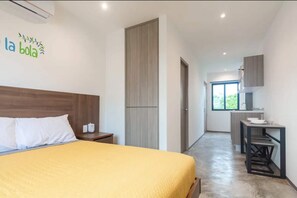1 bedroom, WiFi, bed sheets - ~ Queen Studio PDC Oasis ~ POOL + ROOFTOP Lounge ~ Walk to 5ª Avenida & Best Pla (Playa del Carmen)