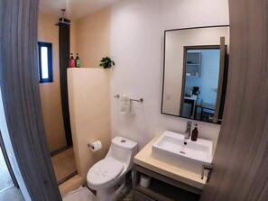 Shower, hair dryer, towels - ~ Queen Studio PDC Oasis ~ POOL + ROOFTOP Lounge ~ Walk to 5ª Avenida & Best Pla (Playa del Carmen)