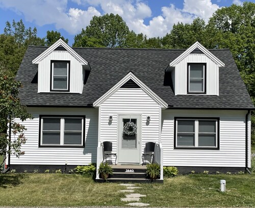 Spacious cottage by lake & walking trails, 1 mile from downtown Shipshe.