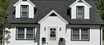 Spacious cottage by lake & walking trails, 1 mile from downtown Shipshe.