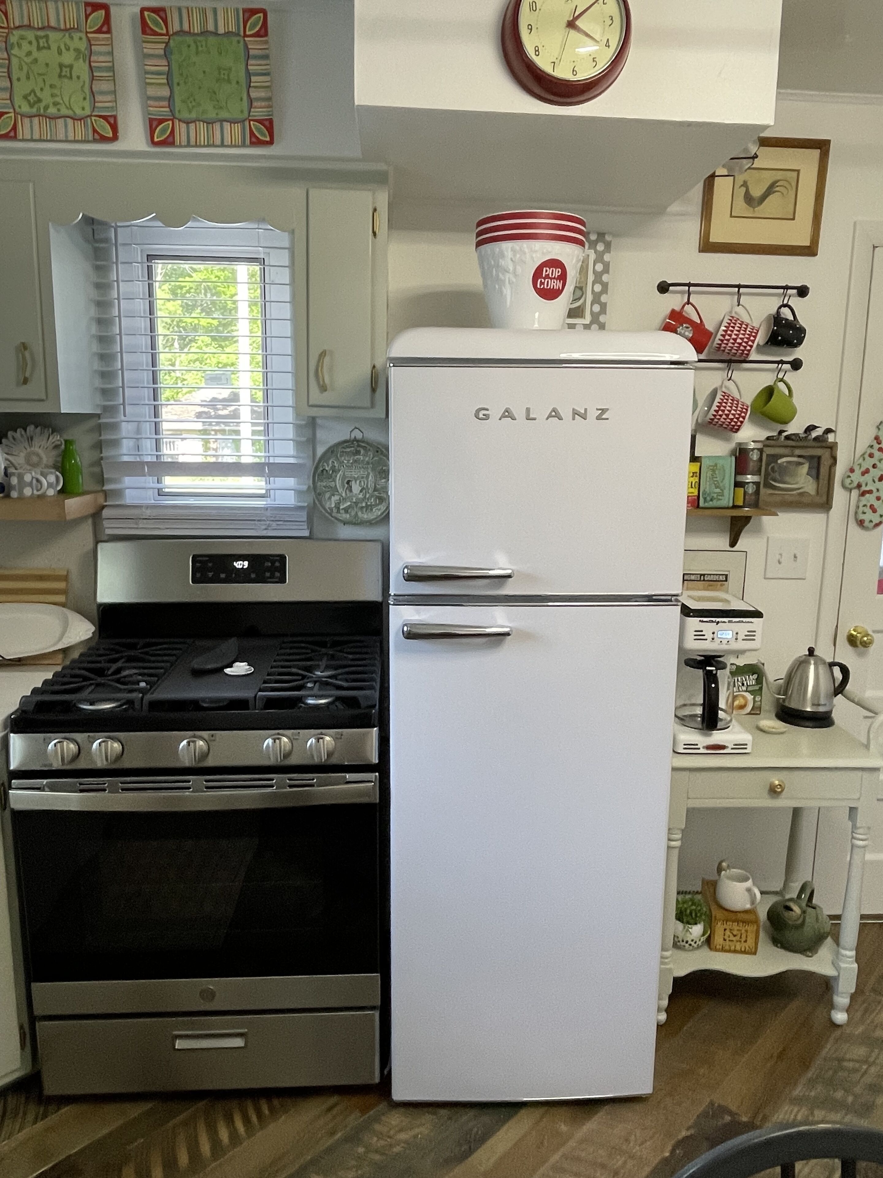 Spacious cottage by lake & walking trails, 1 mile from downtown Shipshe.