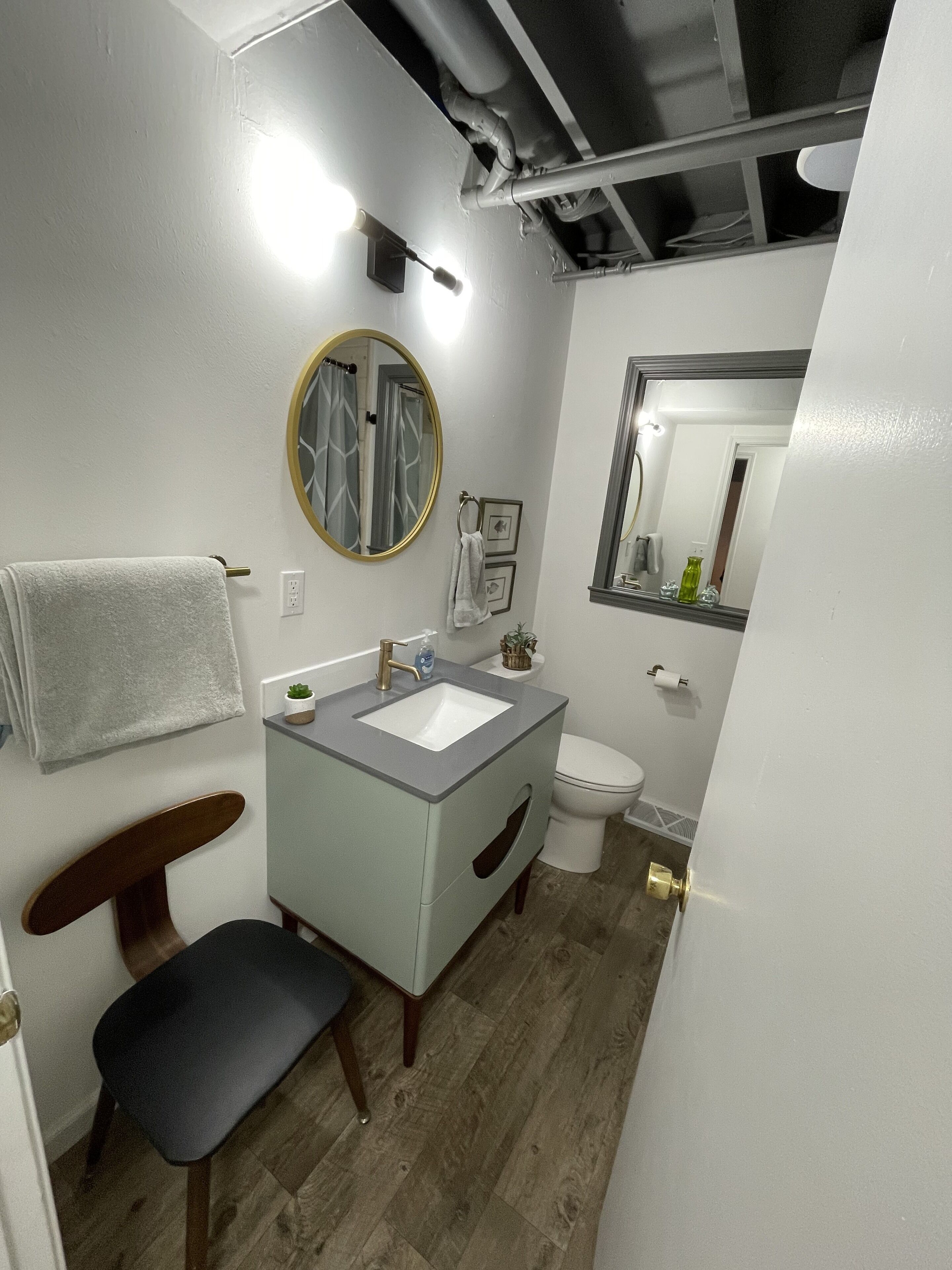 Spacious cottage by lake & walking trails, 1 mile from downtown Shipshe.