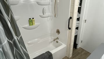 Douche, séchoir à cheveux, serviettes fournies, savon
