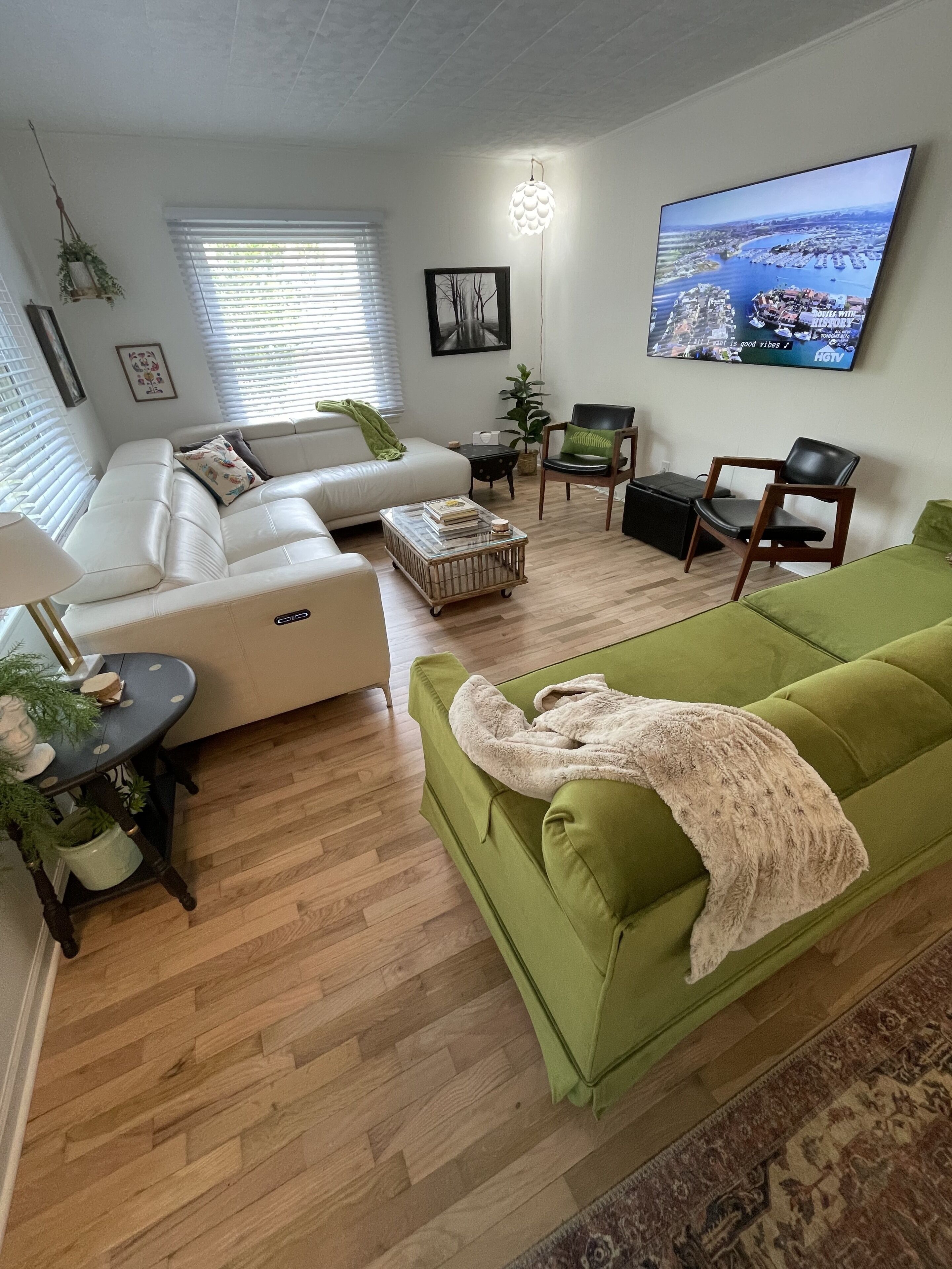 Spacious cottage by lake & walking trails, 1 mile from downtown Shipshe.