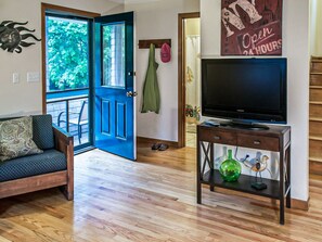 Smart TV, DVD player, stereo, offices