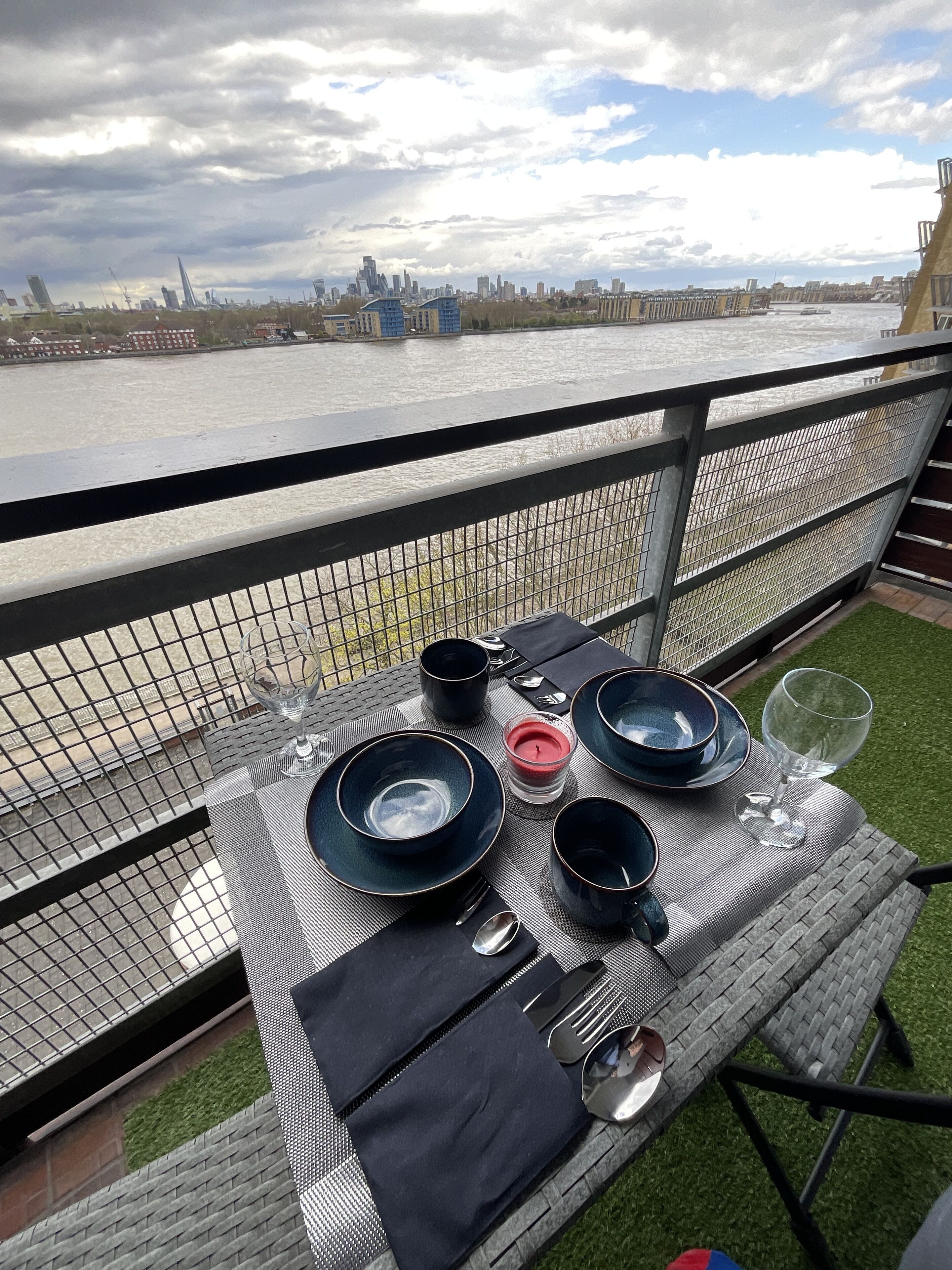 Flat on the banks of the Thames