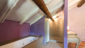Une salle de bain avec une baignoire, une douche et un meuble-lavabo.