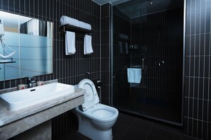 Suihku, sadesuihkupää, ilmaiset hygieniatuotteet, hiustenkuivaaja