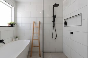 Bathtub, hair dryer, towels, shampoo - Home Sweet Home with Secure Parking (Kings Meadows)