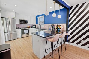 Fridge, microwave, oven, stovetop - Colorful Designer Home with Rec Room and Bar (Atlantic City)