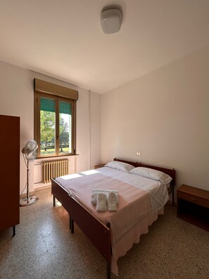 Basic Double or Twin Room | Bed sheets - Prima Luce Foresteria (Giulianova)